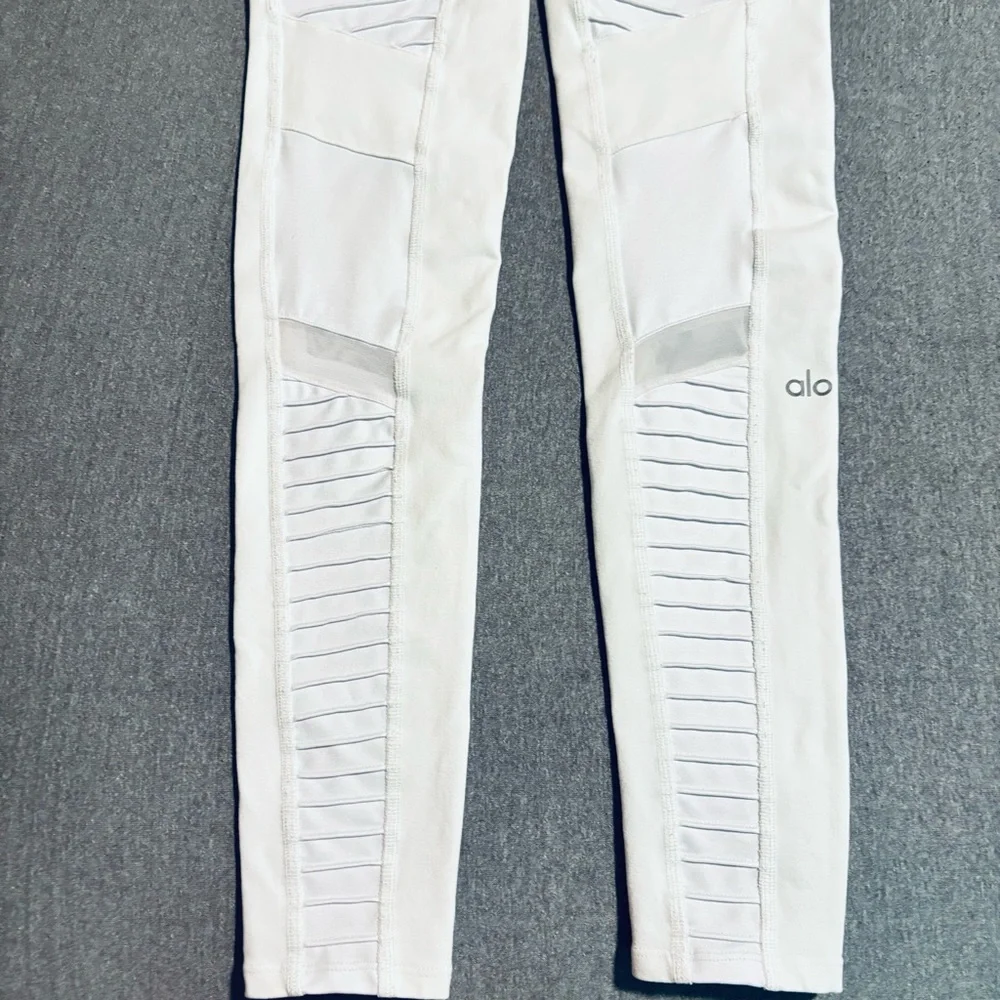 ALO Yoga White Leggings High-Performance Stretch